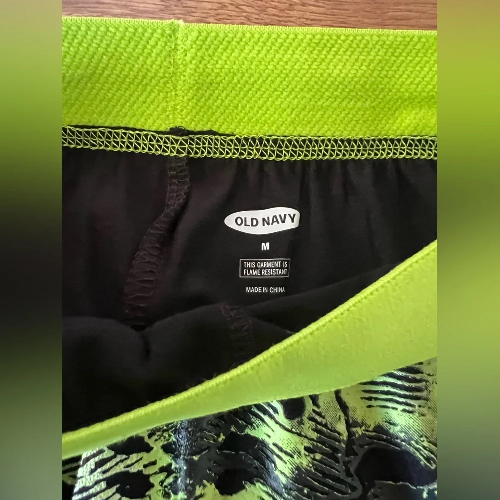 NWT Old Navy kids glow in the dark skeleton pajamas size Medium